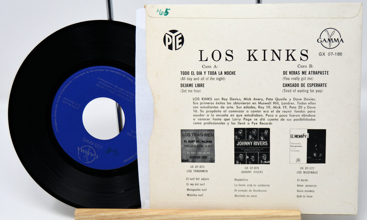 Vinyl record with blue label and its cover featuring 'Los Kinks' on a white background