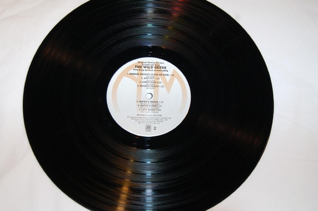 The Wild Geese - Roger Moore, Richard Burton