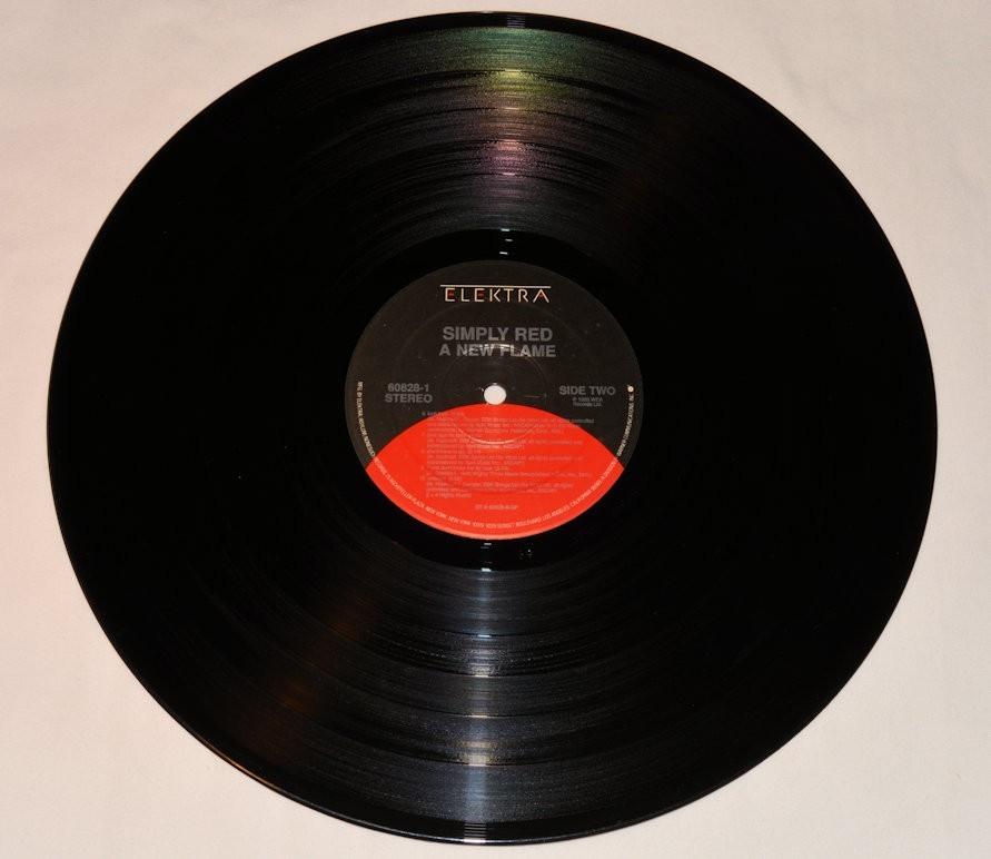 Simply Red - A New Flame