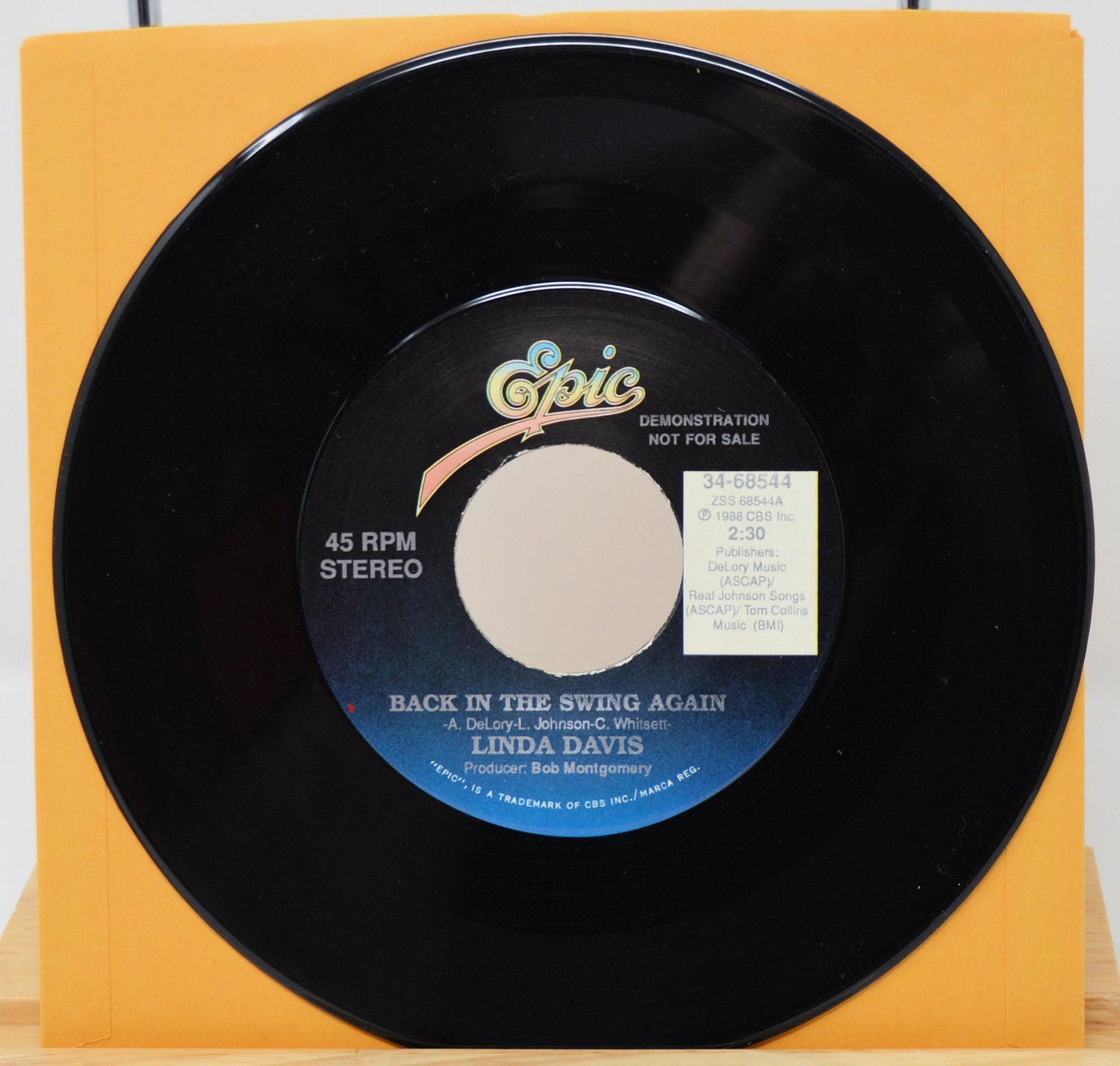 Promotional 45 RPM vinyl record for Linda Davis' Back in the Swing Again