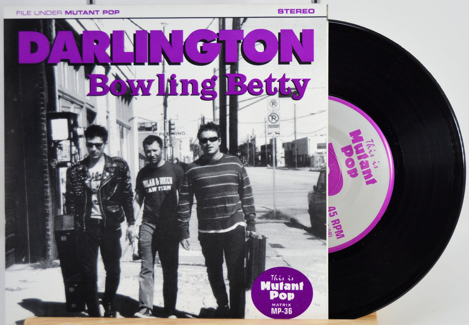 Front cover of Darlington – Bowling Betty 7-inch vinyl featuring band photo