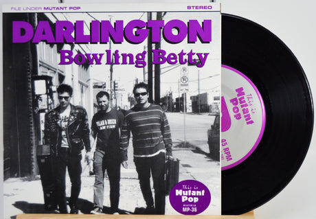 Front cover of Darlington – Bowling Betty 7-inch vinyl featuring band photo