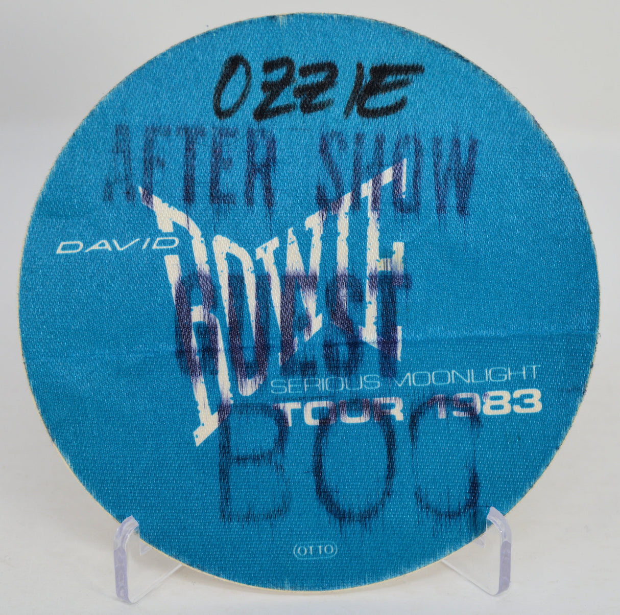 Blue circular sign with text on a white background