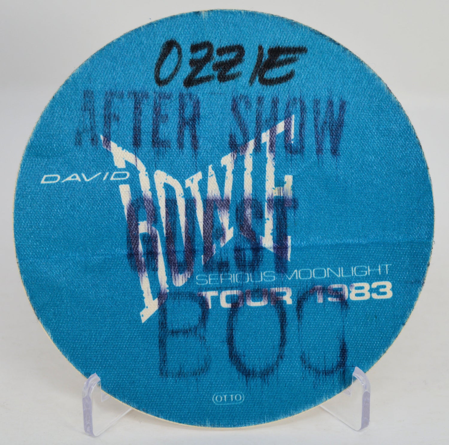 Blue circular sign with text on a white background