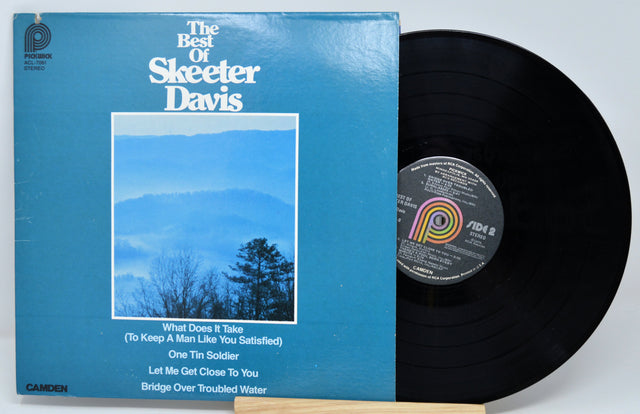 Front cover of The Best of Skeeter Davis vinyl record with blue mountain landscape