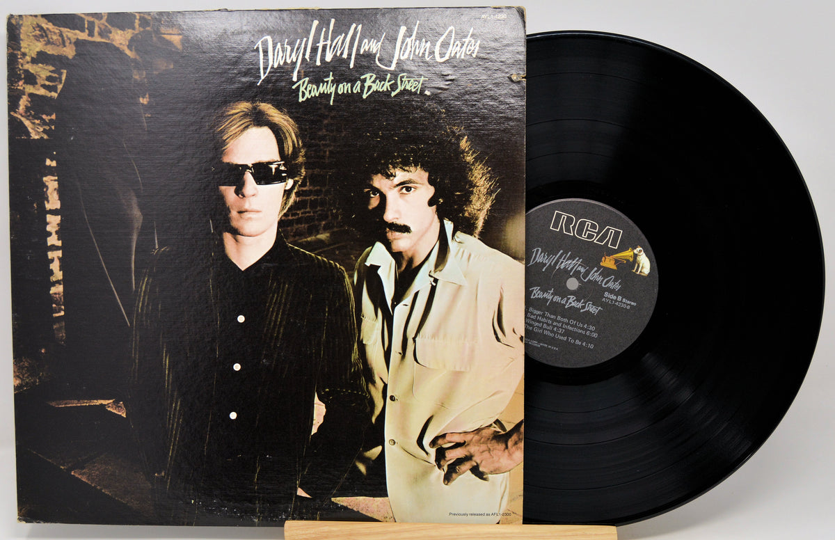 Hall & Oates - Beauty On A Back Street