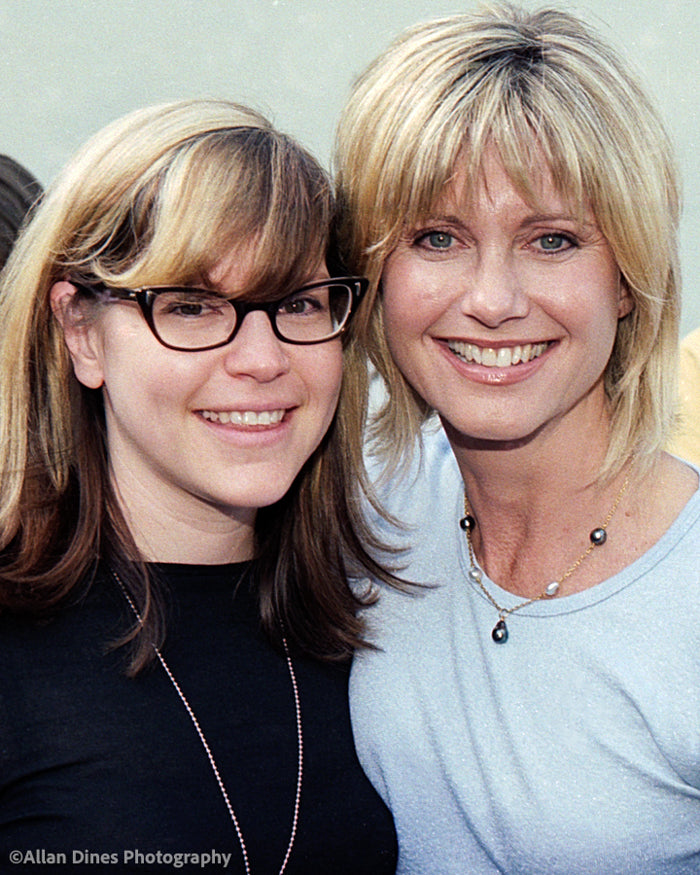 Lisa Loeb & Olivia Newton-John - Photo