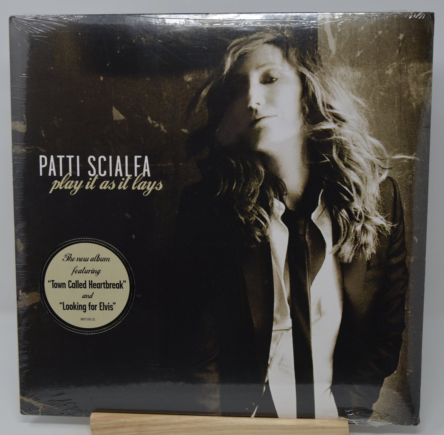 Vinyl record cover featuring Patti Scialfa with text about her album 'Play It As It Lays'.