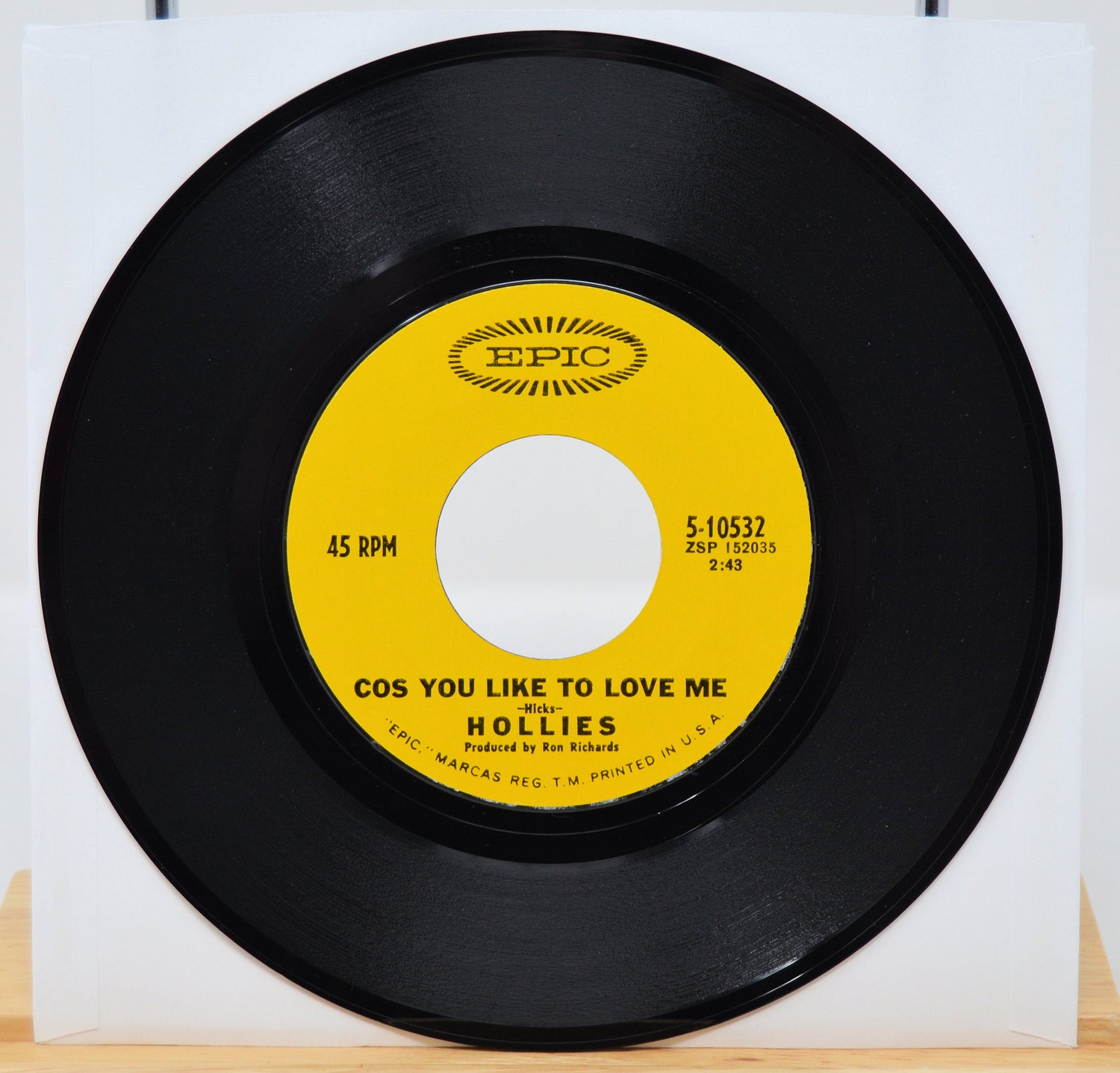 Epic label 45 RPM vinyl record by The Hollies with Cos You Like To Love Me song
