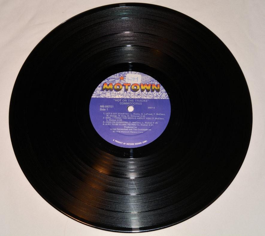 Commodores - Hot On The Tracks