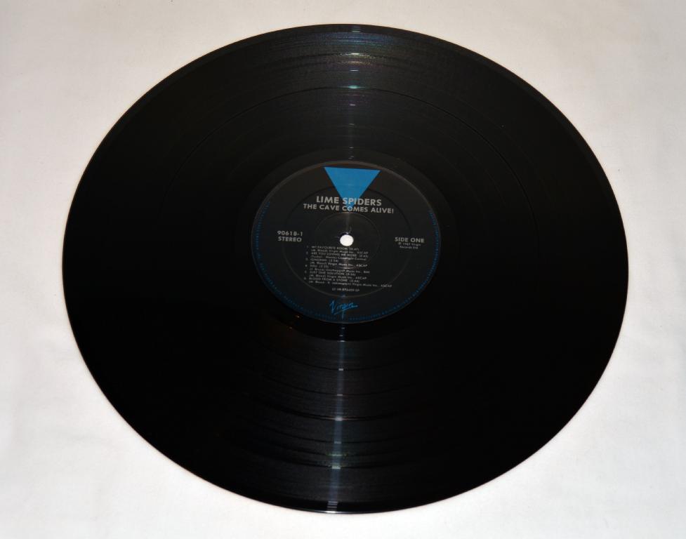 Lime Spiders - The Cave Comes Alive!