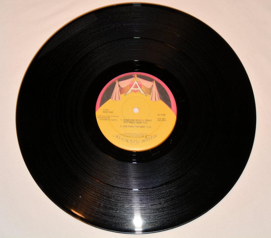 Lyres - Someone Who'll Treat You Right Now